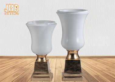 Base moderna branca lustrosa do suporte da folha de ouro dos vasos da tabela da peça central dos plantadores da fibra de vidro