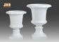 Vasos brancos lustrosos clássicos da tabela da peça central do casamento dos plantadores da urna da fibra de vidro