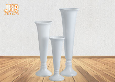 Vasos brancos lustrosos do assoalho dos plantadores da fibra de vidro da forma do copo para o casamento home do hotel